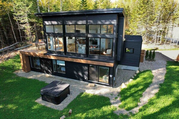 Avalanche 94 | Blissful charm, cozy spa and fire pit (922)