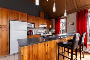Fully equipped kitchen: cook up a feast with mountain views.