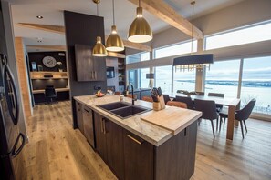 Soak in epic panoramas from this breezy lounge!