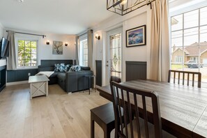 Chalet 1114 | Cozy waterfront cottage (1400)
