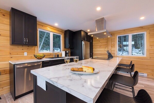 Gourmet kitchen, mountain views. Unwind