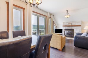 Condo 14H | Charming, Fireplace, River view (206)