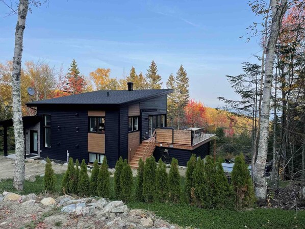 Refuge 2 | Ultimate Retreat, Spa and River View (1964)
