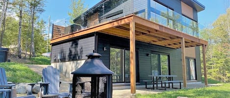 Sunny days and stunning views await on the deck!