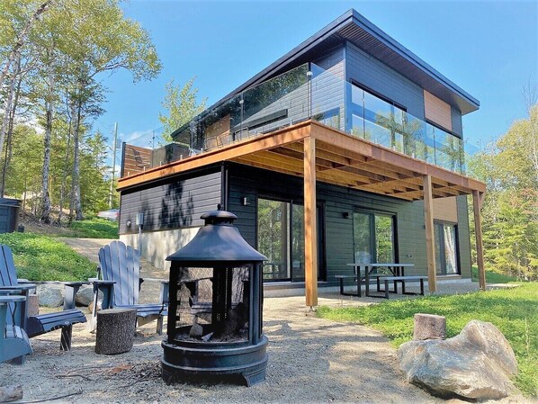 Sunny days and stunning views await on the deck!