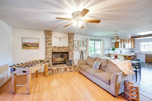 Living Room | Queen Sleeper Sofa | Free WiFi | Smart TV w/ Cable & DVD Player