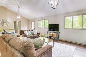 Living Room | Seasonal Gas Fireplace | Free WiFi | 2nd Floor