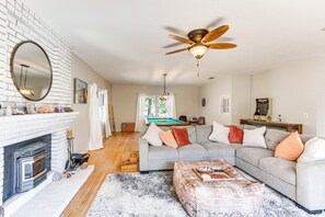 Living Room | 1st Floor | Central A/C & Heating | 2-Story Home