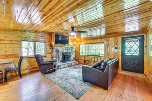 Living Room | Smart TV | Wood-Burning Fireplace | Sleeper Sofa