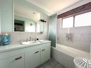 Sandy Surfer - Main Bathroom