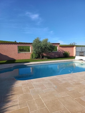 Gîte du Domaine Gilles Coperet, avec piscine, à Régnié-Durette, dans le Beaujolais - Rhône : la piscine partagée avec les propriétaires avec vue sur les vignes