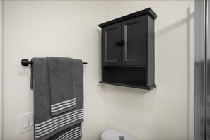 Private bathroom with essentials such as soap, shampoo, conditioner, body wash, makeup wipes & towe (2)