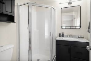 Private bathroom with essentials such as soap, shampoo, conditioner, body wash, makeup wipes & towe (1)