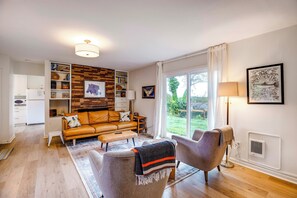 Living Room | Single-Story Home | Smart TV | Free WiFi | Electric Heating