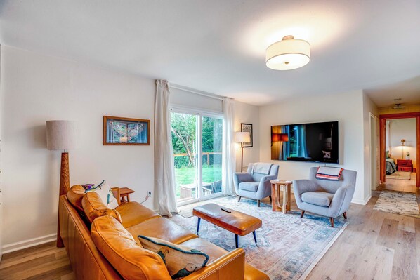 Bay City Vacation Rental | 2BR | 2BA | 2,000 Sq Ft | 2 Small Steps to Enter