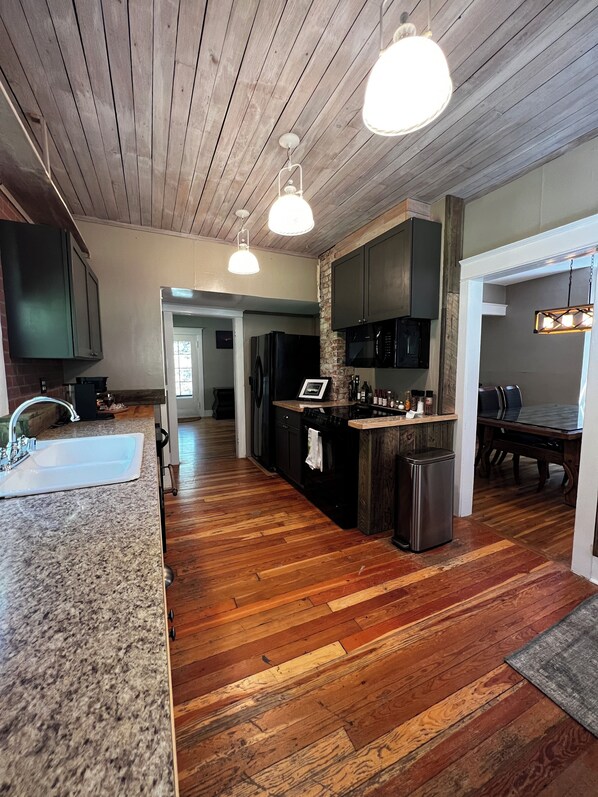 Full kitchen