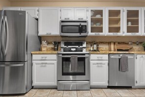 Equipped with stainless steel appliances!