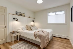Bedroom 1- Queen Bed