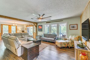Living Room | Full Futon | Smart TV | Central A/C | Electric Fireplace