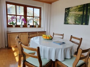 Ferienwohnung 2 im 1. OG für bis zu 5 Pers. + Kleinkind (120 qm)-im Esszimmer