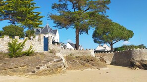 manoir remarquable sur la petite plage de Kervoyal 