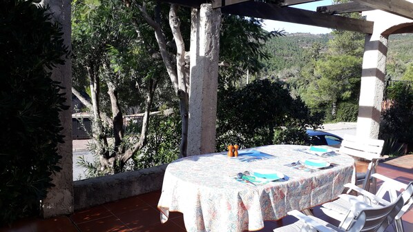 Outdoor dining