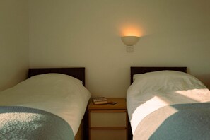 Lanhydrock at Trevalgan Farm Holidays - twin bedroom or kingsize bed
