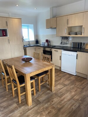 Lanhydrock at Trevalgan Farm Holidays - kitchen diner