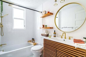 Family & Pet Friendly Vacation Rentals In Ohio Columbus
Relax and Refresh in Style: Our bathroom offers a luxurious bathtub and hot water for ultimate relaxation. A hair dryer and premium shampoo and conditioner add to your comfort. Essentials like t