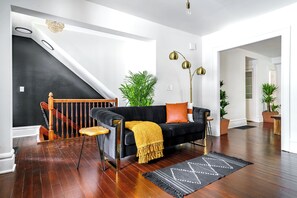 Superhost Airbnb
18 COOLEST & BEST AIRBNBS IN COLUMBUS, OHIO - "Lovely and leafy, this beautiful 2-bedroom apartment is idyllic.."-Jonesaroundtheworld