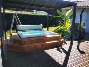 Outdoor spa tub
