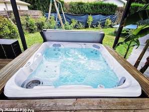 Outdoor spa tub