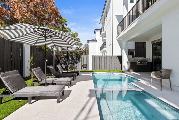 Outdoor Kitchen with Gas Grill, Poolside