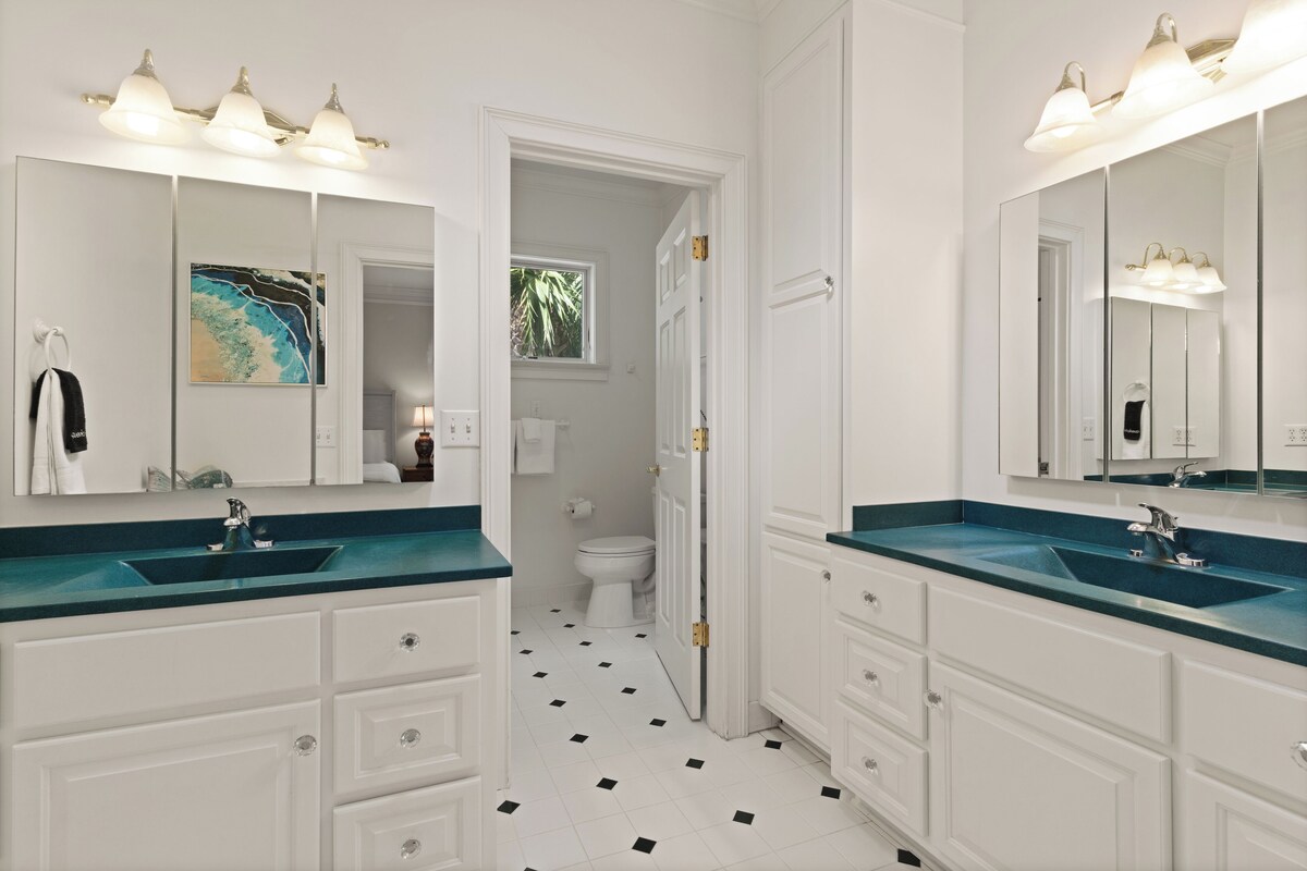 Golden Marsh is Just a few blocks to the Non Tidal Beach Entrance, Sleeps 11!