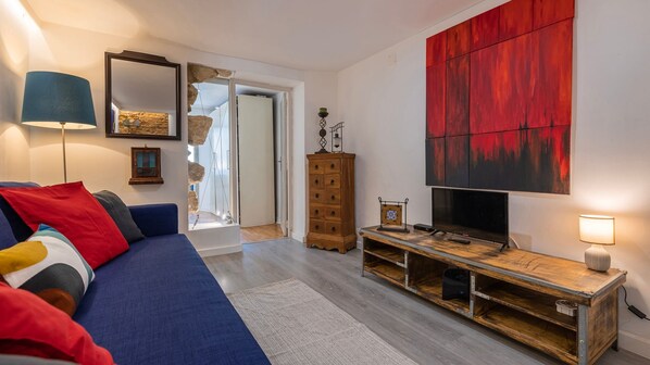 Imagine sitting here and catching up on your favorite show after a long day spent exploring the city #airbnb #airbnblisbon #portugal #pt #lisbon
#decoration #livingarea #home