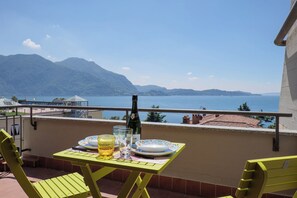 Ca. 10 m² großer teilüberdachter Balkon