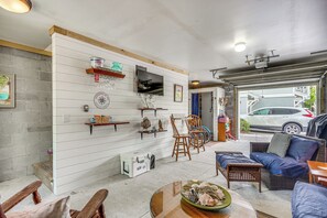 Garage Living Area | Smart TV