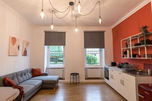 Wohnküche mit Esstisch und TV