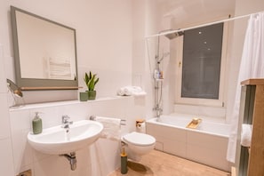 Badezimmer mit Badewanne und Regendusche