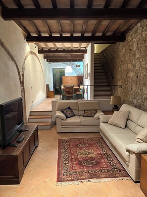 LIVINGROOM with fiber-optic wifi and flat screen TV access.