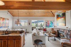 Gorgeous View and open floor plan