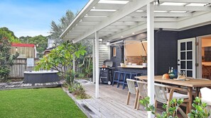 Shellhaven | Outdoor Entertaining | BBQ | Spa