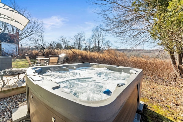 Outdoor spa tub