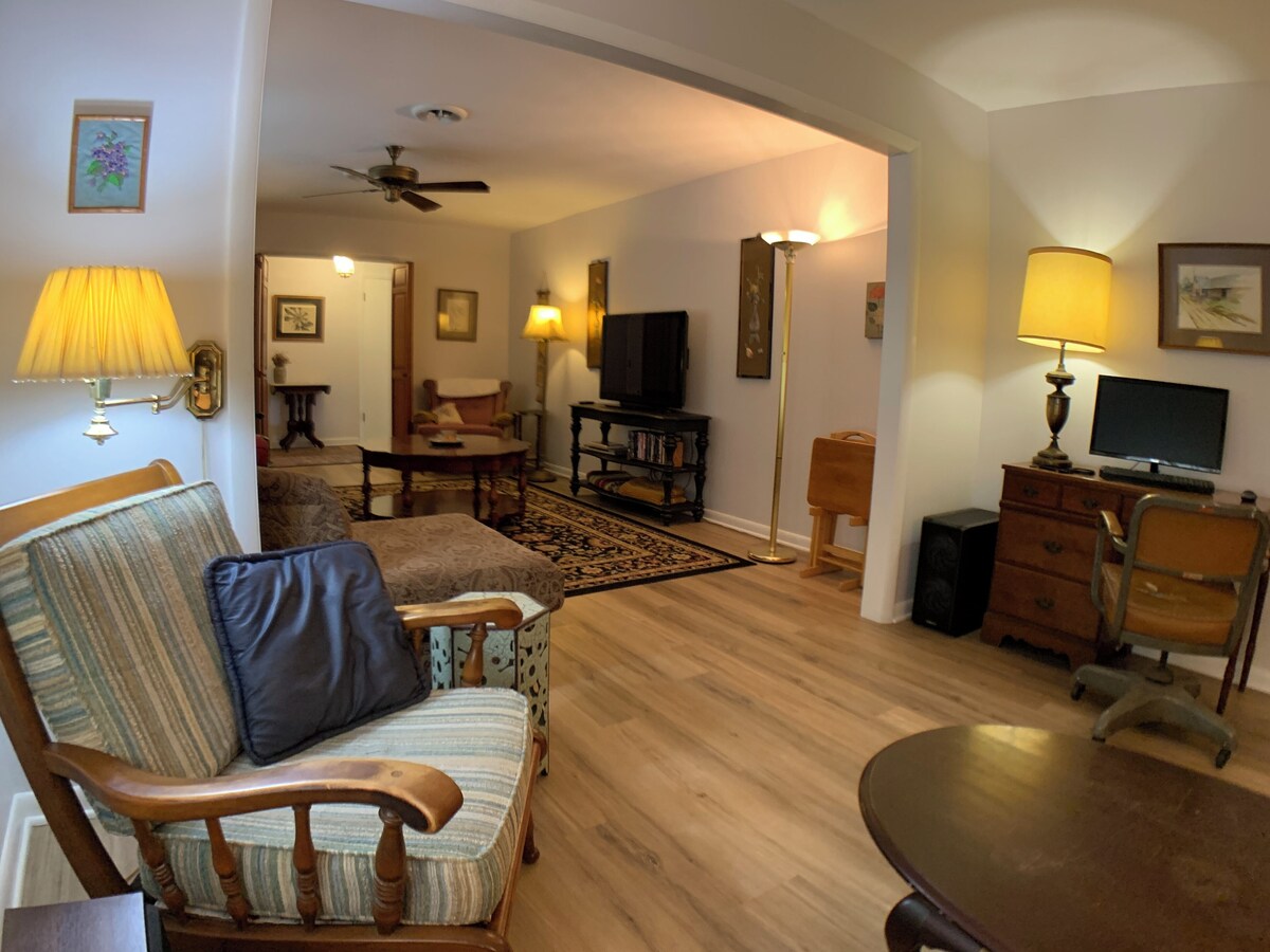 Central Island Home – 4BR / 2BA