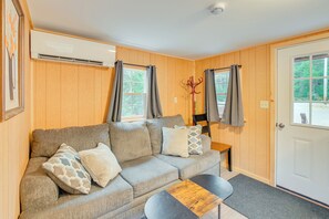 Living Room | Queen Sleeper Sofa | Single-Story Cabin | Free WiFi