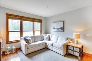 Living Room | Main Level | Smart TV | Free WiFi