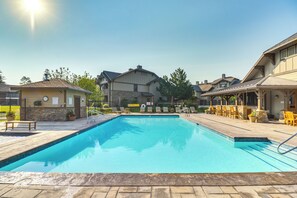 Community Amenities | Outdoor Pool & Hot Tub