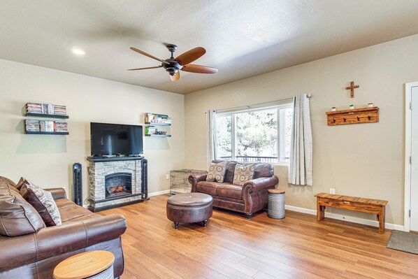 Show Low Vacation Rental | 2BR | 2BA | 1,150 Sq Ft | Stairs to Access