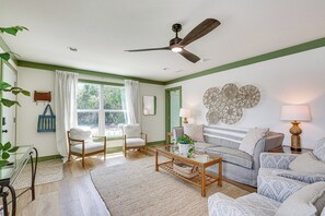 Living Area | Smart TV | Board Games | Pack 'n Play