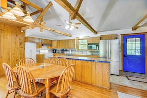 Dining Area | Fireplace | Central Air Conditioning/Heat | Free WiFi